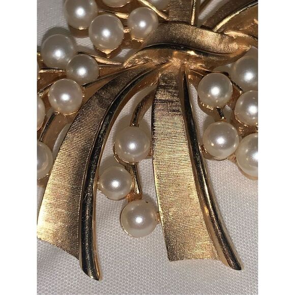 Vintage Large Crown Trifari Faux Pearls Brushed Gold Tone Berris Branch Brooch P - Picture 9 of 14